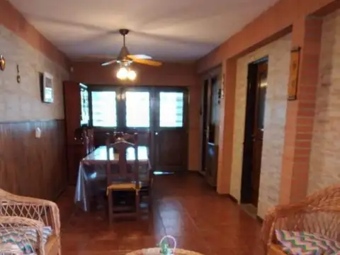 Casa 7 ambientes con 2 baños