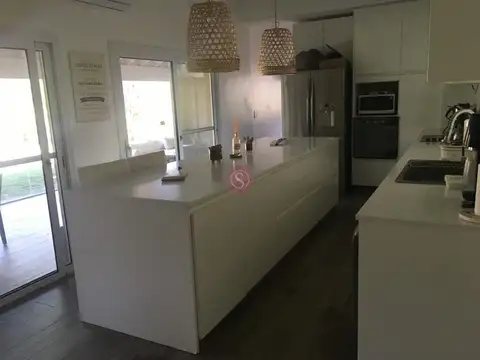 Casa 6 ambientes con 5 baños