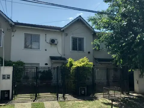 HERMOSO DUPLEX DE 4 AMBIENTES CON COCHERA Y JARDIN