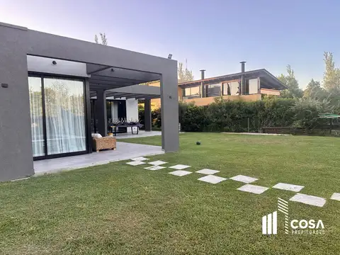 Casa en Venta con 2 cocheras