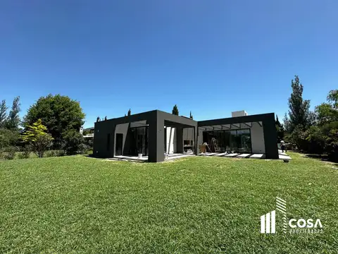 Casa 6 ambientes con 4 baños