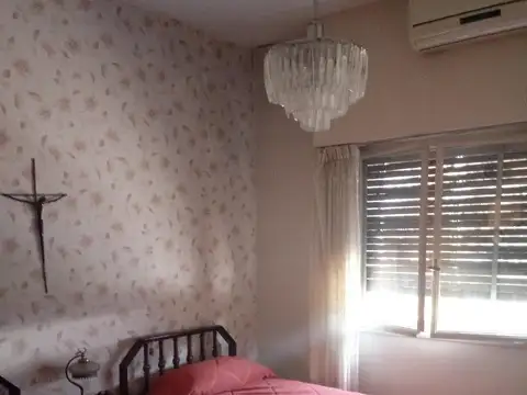 Excelente casa en venta (Lote de 9,90 mts de frente x 30 mts. de fondo aprox.)