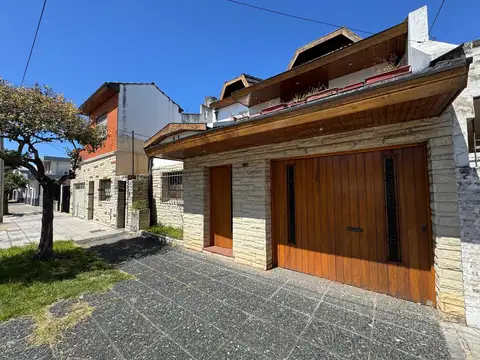 Casa de 5 ambientes con Patio y cochera.
