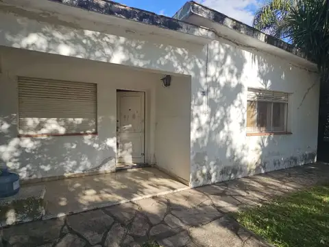 HAMBURGO 350 CASA DE 2 DORMITORIOS, 1200M2 DE TERRENO