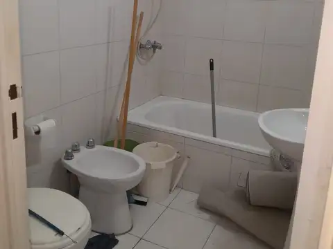 Excelente ambiente divisible en alquiler apto vivienda u oficina en Tribunales al frente con balcon