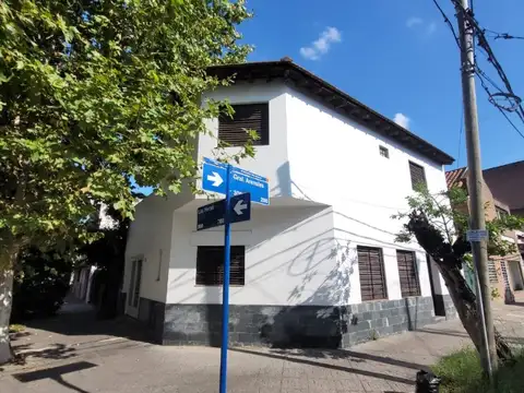 Casa Ramos mejia , dos pisos , lote propio , 3 ambientes , 2 baños , con garage