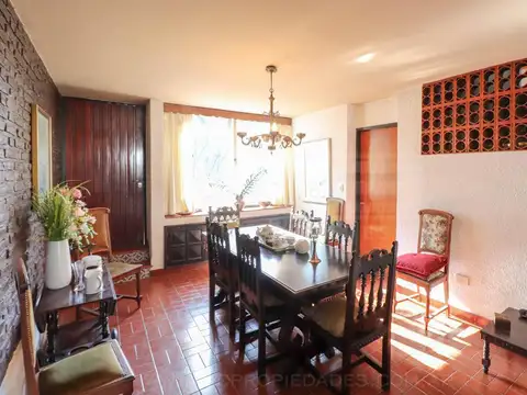 Uzal al 2700 entre Juan Baustista Alberdi y Ricardo Gutierrez