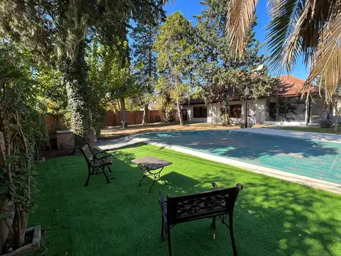 Amplio chalet de categoría en pleno Centro de Los Cardales