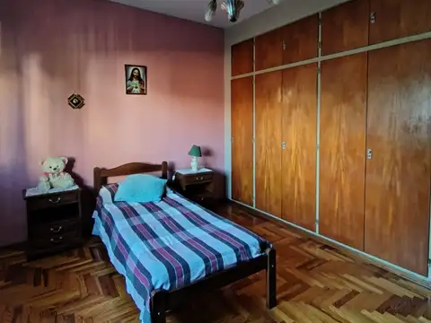 AMPLIO PISO - EN OPTIMO ESTADO – CON BALCON CORRIDO - SIN EXPENSAS