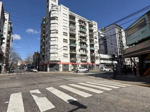 Local Comercial con oficinas y depósito en esquina en Constitución sobre avenida en venta