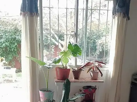 Casa con jardin mas departamento  en block