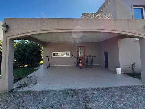 Casa 5 ambientes con 4 baños