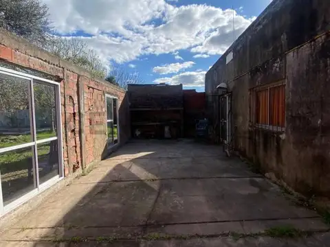 Venta de Casa a reciclar con patio grande en Soldini