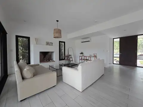 Casa en Venta con 4 cocheras