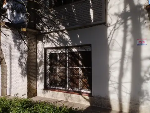 Casa 6 ambientes con 2 baños