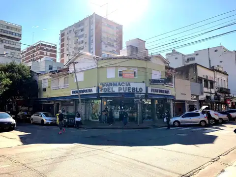 PH 4 amb primer piso por escalera en plena zona comercial de Alvear Martinez. Muy luminoso!