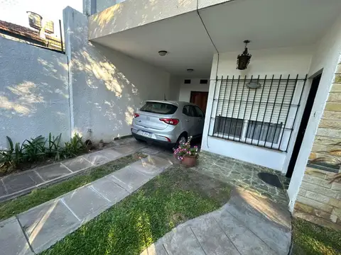 Casa 5 ambientes con 3 baños