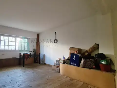 Casa ex municipal sobre lote propio, 5 ambientes con garage y terraza, Liniers.