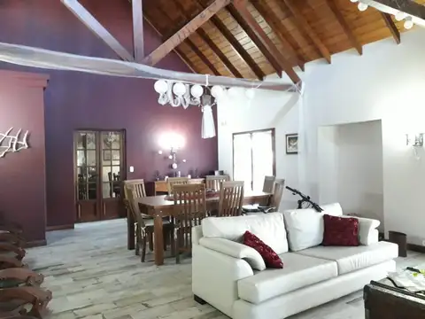 Casa en Venta con 3 cocheras