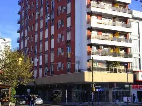 *DEPTO. DE 2 AMB. AL FRENTE REFACCIONADO!  *EDIFICIO CON SEGURIDAD 24 HS *IDEAL INVERSOR