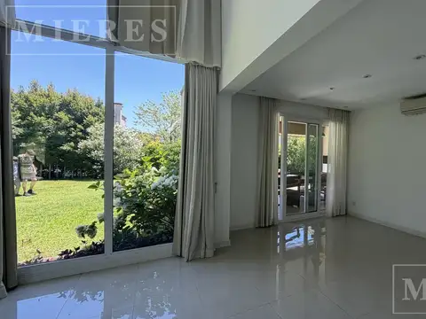 Casa en Alquiler con 2 cocheras