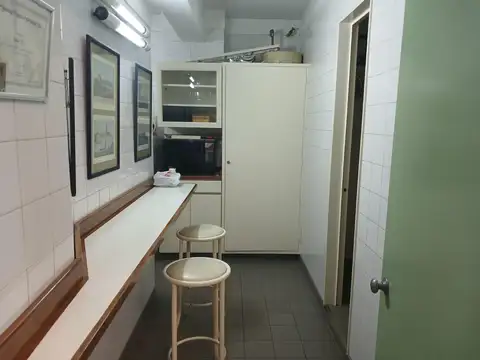 Excelente oficina 5 ambientes en Maipú y Córdoba.