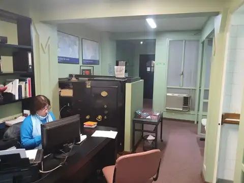 Oficina 5 ambientes con 2 baños