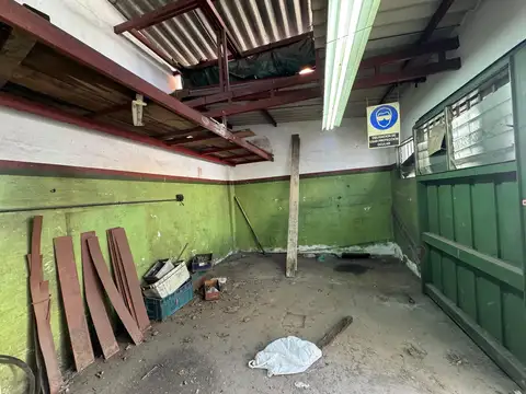 Galpón Industrial de Losa y Dpto de 4 Ambientes en Planta Alta. 480 m² Edificados - San Justo