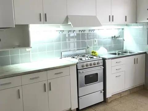 Casa con cochera y jardin