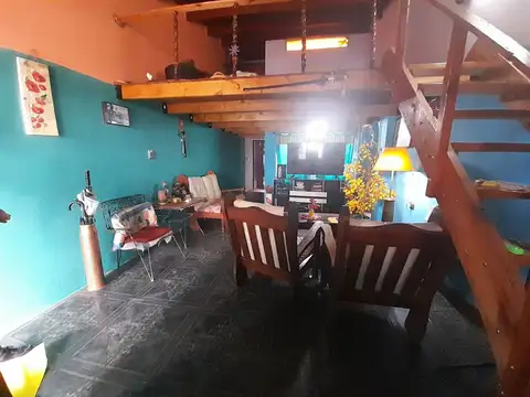 Casa 7 ambientes con 2 baños