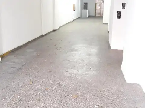 EXCELENTE LOCAL AL FRENTE(ENTRADA. INDEP.) CON SÓTANO