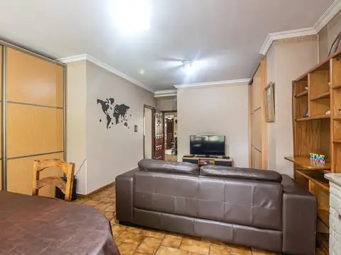 Casa 7 ambientes con 2 baños