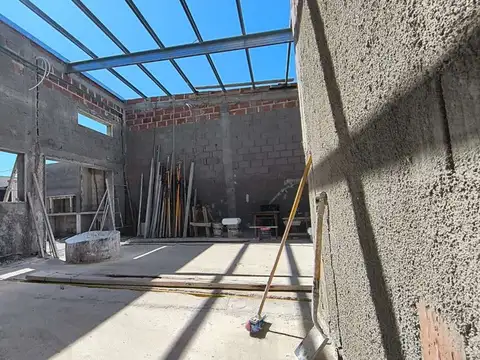 Casa 6 ambientes con 2 baños