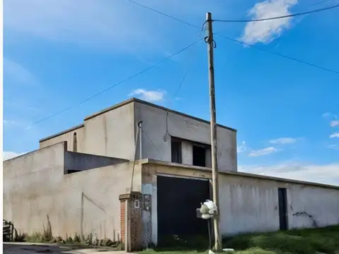 Casa 4 ambientes en construcción con pileta y quincho .