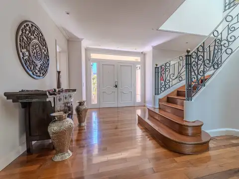 Casa en Alquiler con 4 cocheras