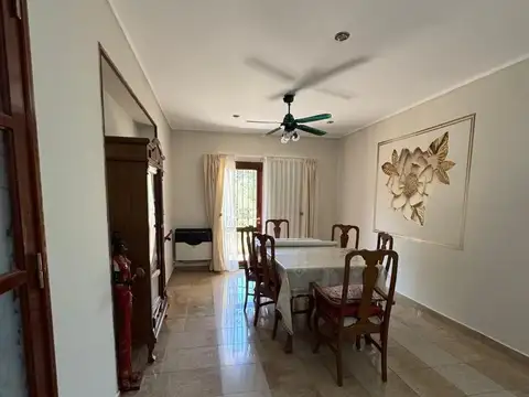 Casa 13 ambientes con 2 baños