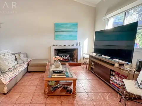 Casa 4 ambientes con 2 baños