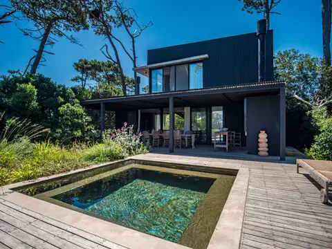 Casa en alquiler de 2 dormitorios con pileta en La Juanita 100