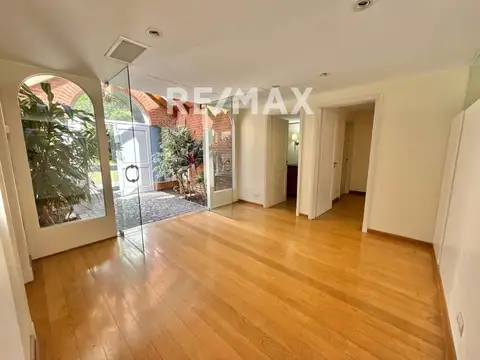 Casa 8 ambientes con 6 baños