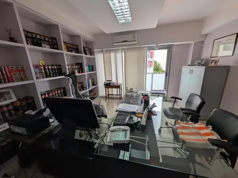 Oficina 7 ambientes con 4 baños