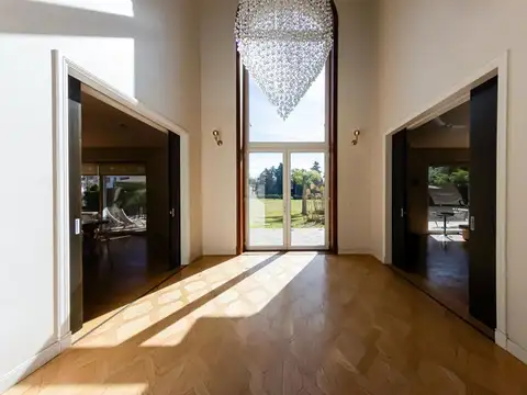 Casa en Venta con 6 cocheras