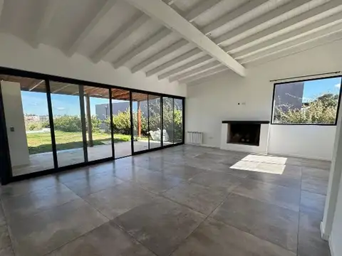 Impecable casa venta Barrio Santa Lucia Pilar