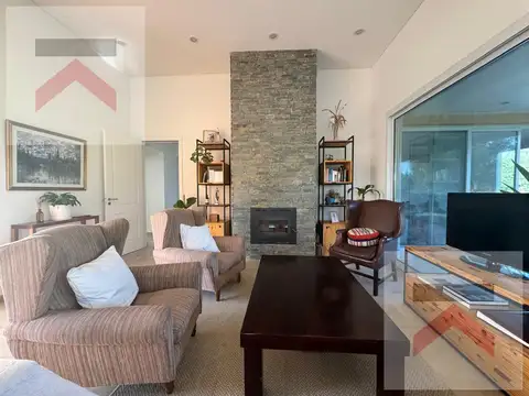 Casa 6 ambientes con 2 baños