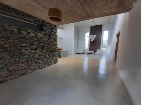 Casa en Alquiler Temporal con 2 cocheras