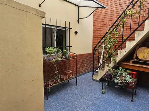 Casa 7 ambientes con 2 baños