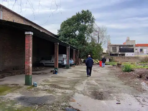 AMPLIO GALPON CON PLAYA ESTACIONAMIENTO