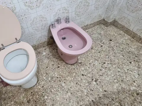 EN VENTA CASA EN ESQUINA DE 4 AMBIENTES CON PATIO - FICHA 9295