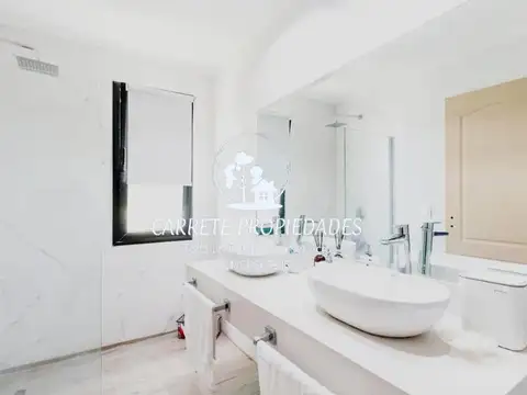 Casa en Alquiler con 2 cocheras