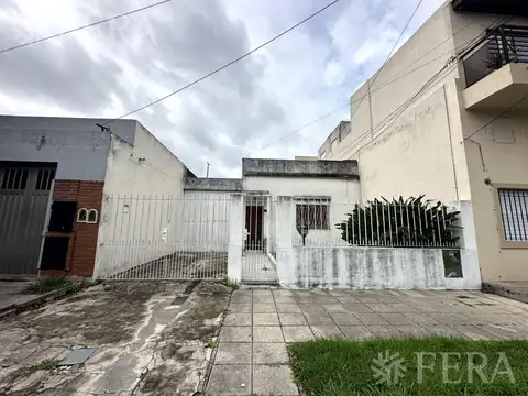 Venta casa de 3 ambientes con cochera y patio en Sarandí