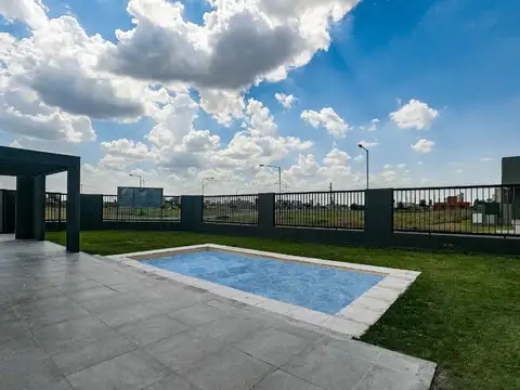 Casa en venta de 2 dormitorios c/cochera y pileta en Funes. Financiación